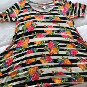 XS Lularoe classic Tee